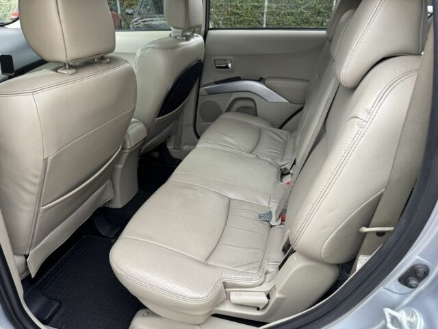 Серый Мицубиси Аутлендер, объемом двигателя 3 л и пробегом 175 тыс. км за 8500 $, фото 20 на Automoto.ua