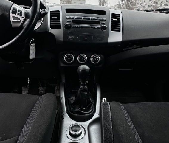 Серый Мицубиси Аутлендер, объемом двигателя 2 л и пробегом 339 тыс. км за 4949 $, фото 2 на Automoto.ua