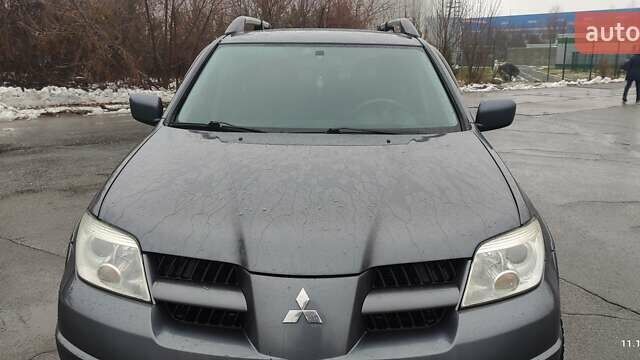 Серый Мицубиси Аутлендер, объемом двигателя 2 л и пробегом 200 тыс. км за 5999 $, фото 6 на Automoto.ua