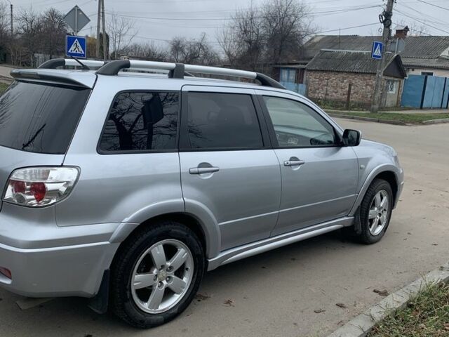 Серый Мицубиси Аутлендер, объемом двигателя 2 л и пробегом 247 тыс. км за 5999 $, фото 2 на Automoto.ua