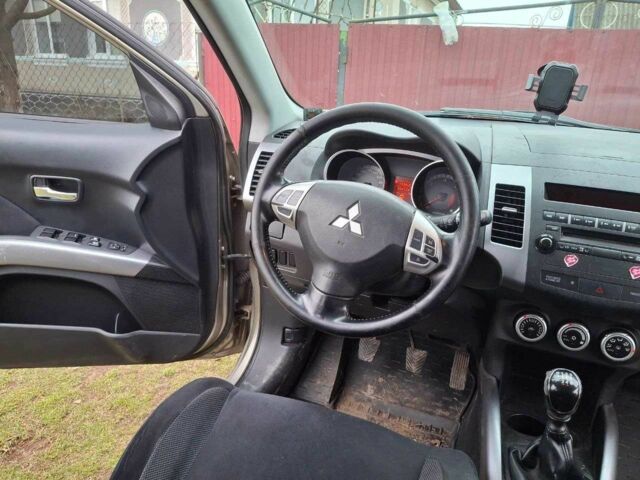 Сірий Міцубісі Аутлендер, об'ємом двигуна 2 л та пробігом 262 тис. км за 4700 $, фото 5 на Automoto.ua