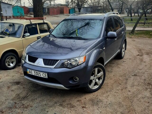 Серый Мицубиси Аутлендер, объемом двигателя 3 л и пробегом 160 тыс. км за 7500 $, фото 1 на Automoto.ua