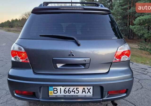 Серый Мицубиси Аутлендер, объемом двигателя 2 л и пробегом 157 тыс. км за 8300 $, фото 1 на Automoto.ua