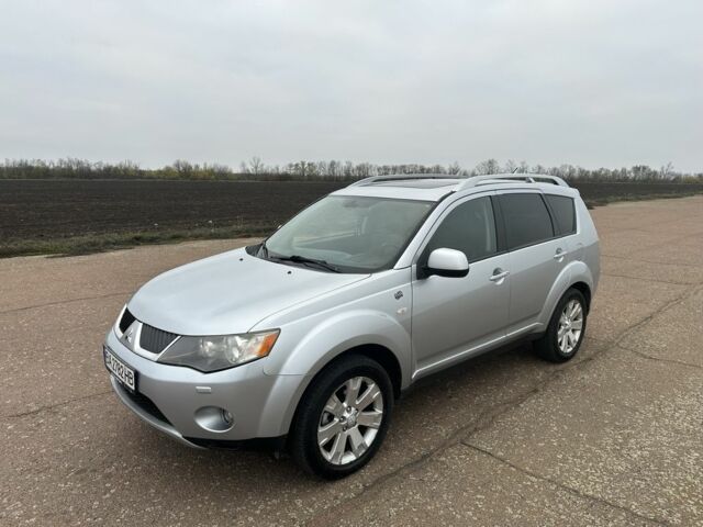 Серый Мицубиси Аутлендер, объемом двигателя 2 л и пробегом 200 тыс. км за 8300 $, фото 2 на Automoto.ua