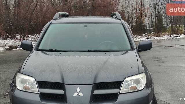 Серый Мицубиси Аутлендер, объемом двигателя 2 л и пробегом 200 тыс. км за 5999 $, фото 2 на Automoto.ua