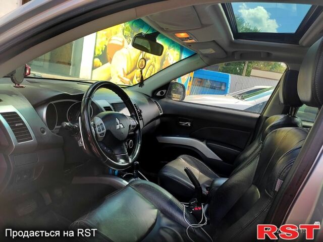 Серый Мицубиси Аутлендер, объемом двигателя 2.4 л и пробегом 216 тыс. км за 10500 $, фото 4 на Automoto.ua