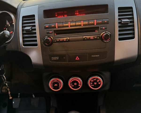 Серый Мицубиси Аутлендер, объемом двигателя 2.4 л и пробегом 210 тыс. км за 8300 $, фото 34 на Automoto.ua