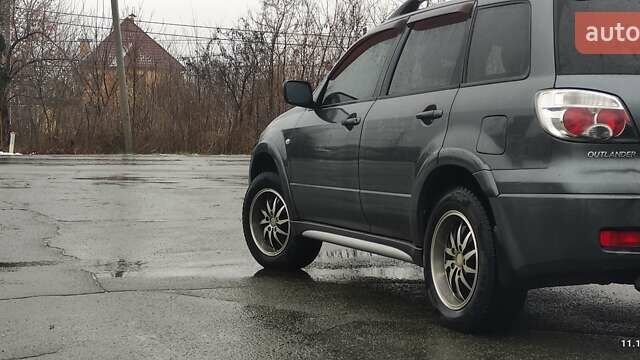 Серый Мицубиси Аутлендер, объемом двигателя 2 л и пробегом 200 тыс. км за 5999 $, фото 5 на Automoto.ua