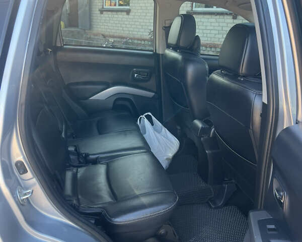 Серый Мицубиси Аутлендер, объемом двигателя 2.36 л и пробегом 245 тыс. км за 9300 $, фото 7 на Automoto.ua