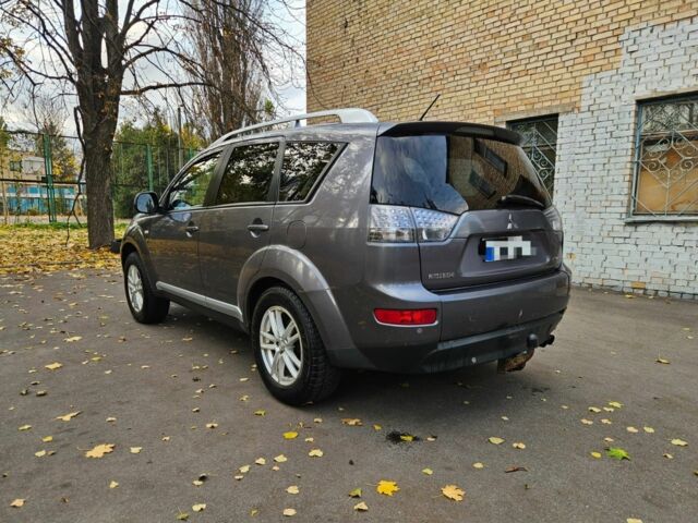 Серый Мицубиси Аутлендер, объемом двигателя 2 л и пробегом 400 тыс. км за 4700 $, фото 5 на Automoto.ua