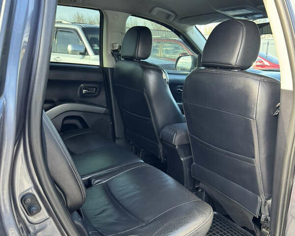 Серый Мицубиси Аутлендер, объемом двигателя 2.36 л и пробегом 215 тыс. км за 8000 $, фото 12 на Automoto.ua