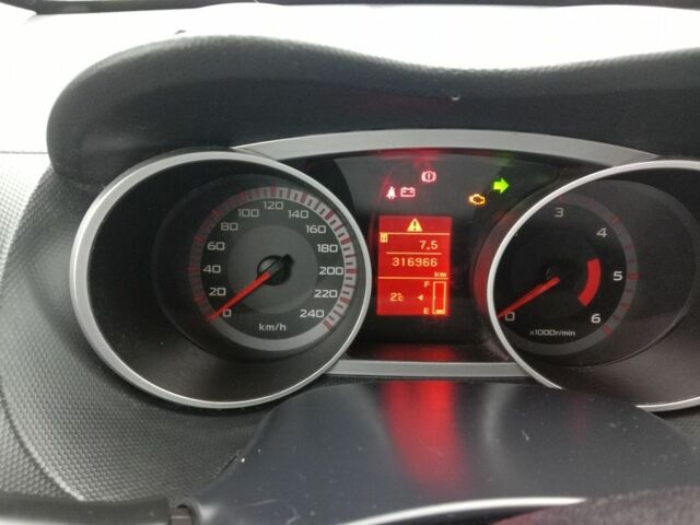 Серый Мицубиси Аутлендер, объемом двигателя 2 л и пробегом 300 тыс. км за 4800 $, фото 7 на Automoto.ua