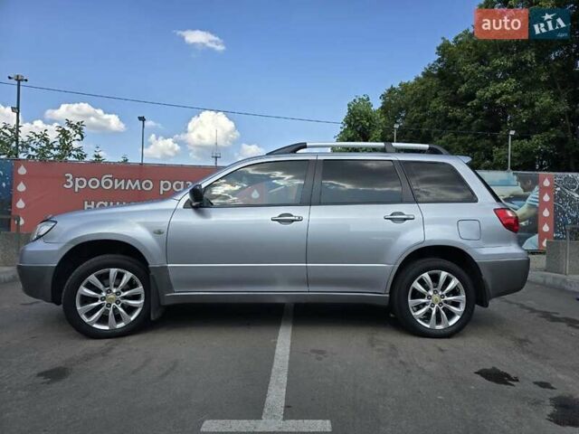 Серый Мицубиси Аутлендер, объемом двигателя 2 л и пробегом 151 тыс. км за 7500 $, фото 2 на Automoto.ua