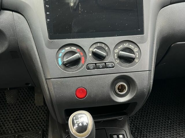 Серый Мицубиси Аутлендер, объемом двигателя 2 л и пробегом 237 тыс. км за 6000 $, фото 6 на Automoto.ua