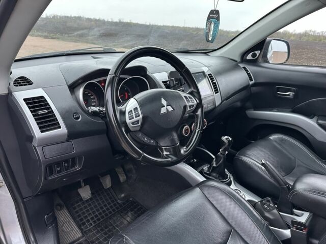 Серый Мицубиси Аутлендер, объемом двигателя 2 л и пробегом 200 тыс. км за 8300 $, фото 15 на Automoto.ua