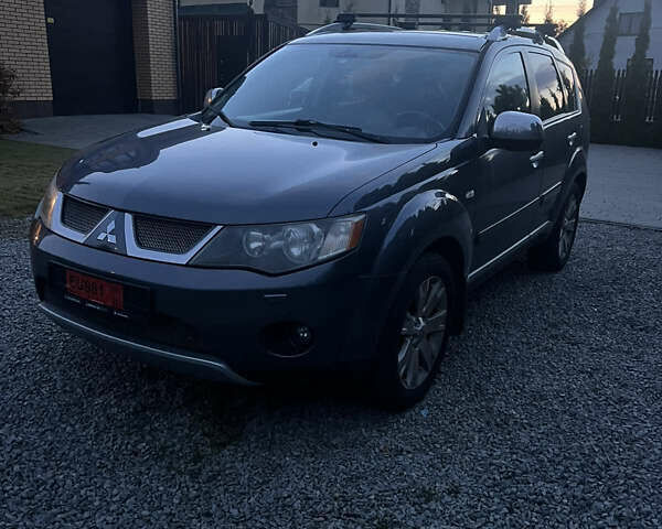 Серый Мицубиси Аутлендер, объемом двигателя 2 л и пробегом 235 тыс. км за 9000 $, фото 1 на Automoto.ua