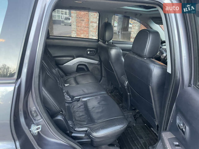 Серый Мицубиси Аутлендер, объемом двигателя 3 л и пробегом 294 тыс. км за 8200 $, фото 7 на Automoto.ua