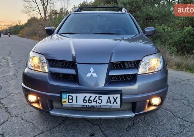 Серый Мицубиси Аутлендер, объемом двигателя 2 л и пробегом 157 тыс. км за 8300 $, фото 5 на Automoto.ua