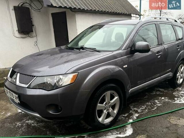 Серый Мицубиси Аутлендер, объемом двигателя 2.4 л и пробегом 238 тыс. км за 7200 $, фото 2 на Automoto.ua