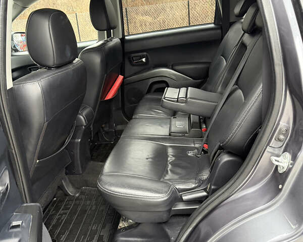 Сірий Міцубісі Аутлендер, об'ємом двигуна 2 л та пробігом 237 тис. км за 8999 $, фото 37 на Automoto.ua