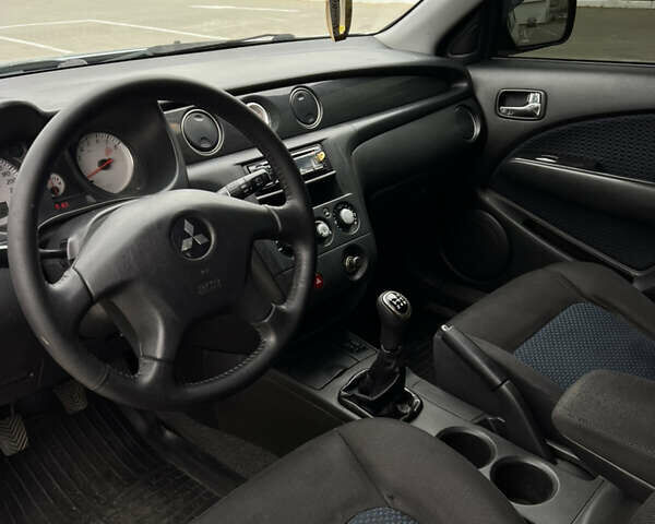 Серый Мицубиси Аутлендер, объемом двигателя 2 л и пробегом 209 тыс. км за 7200 $, фото 12 на Automoto.ua