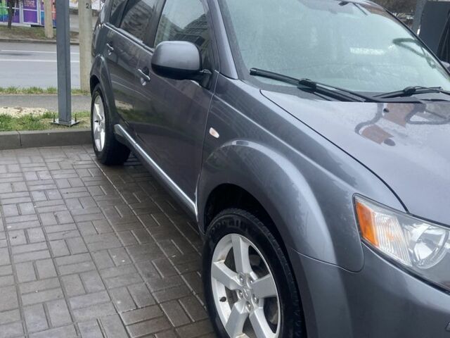 Сірий Міцубісі Аутлендер, об'ємом двигуна 2 л та пробігом 330 тис. км за 4950 $, фото 2 на Automoto.ua