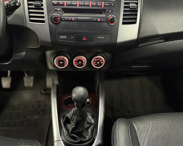 Сірий Міцубісі Аутлендер, об'ємом двигуна 2 л та пробігом 235 тис. км за 8950 $, фото 32 на Automoto.ua