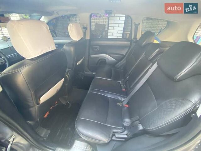 Серый Мицубиси Аутлендер, объемом двигателя 3 л и пробегом 232 тыс. км за 9200 $, фото 8 на Automoto.ua