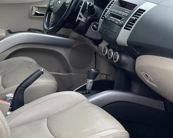 Серый Мицубиси Аутлендер, объемом двигателя 3 л и пробегом 176 тыс. км за 8300 $, фото 3 на Automoto.ua