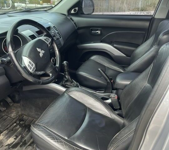 Сірий Міцубісі Аутлендер, об'ємом двигуна 0 л та пробігом 280 тис. км за 4800 $, фото 6 на Automoto.ua