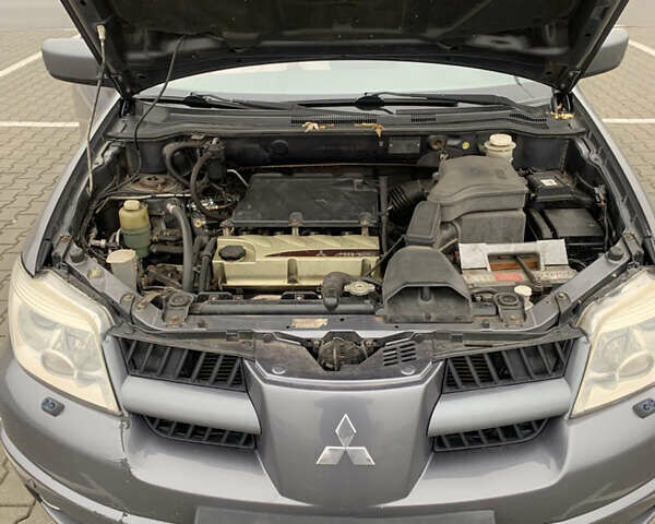 Серый Мицубиси Аутлендер, объемом двигателя 2.38 л и пробегом 227 тыс. км за 6600 $, фото 9 на Automoto.ua