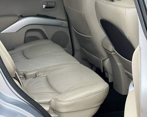 Серый Мицубиси Аутлендер, объемом двигателя 3 л и пробегом 176 тыс. км за 8300 $, фото 4 на Automoto.ua