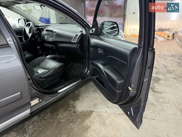 Сірий Міцубісі Аутлендер, об'ємом двигуна 2 л та пробігом 235 тис. км за 8950 $, фото 24 на Automoto.ua