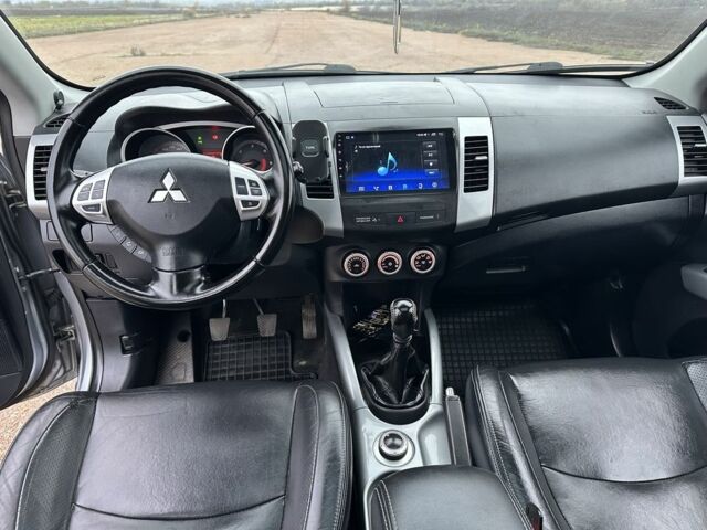 Серый Мицубиси Аутлендер, объемом двигателя 2 л и пробегом 200 тыс. км за 8300 $, фото 16 на Automoto.ua