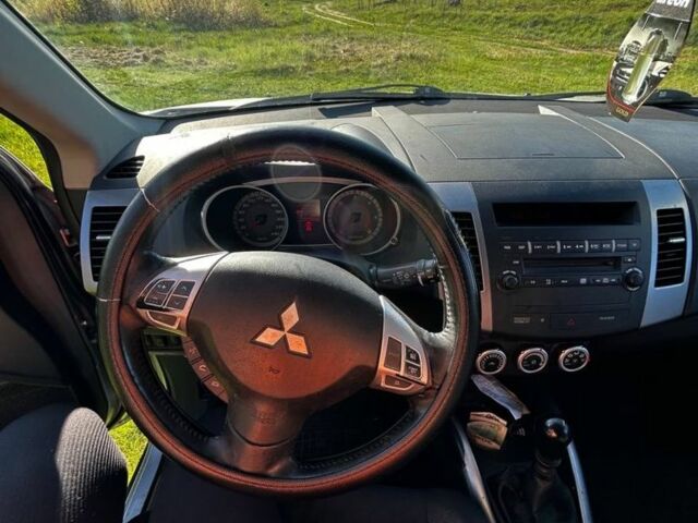 Серый Мицубиси Аутлендер, объемом двигателя 2 л и пробегом 330 тыс. км за 3500 $, фото 4 на Automoto.ua