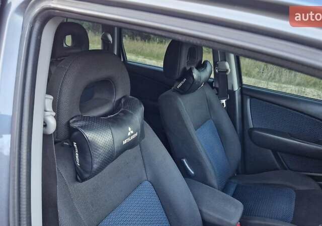 Серый Мицубиси Аутлендер, объемом двигателя 2 л и пробегом 157 тыс. км за 8300 $, фото 15 на Automoto.ua