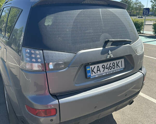 Сірий Міцубісі Аутлендер, об'ємом двигуна 2.4 л та пробігом 280 тис. км за 8600 $, фото 1 на Automoto.ua
