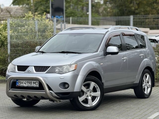 Серый Мицубиси Аутлендер, объемом двигателя 3 л и пробегом 175 тыс. км за 8500 $, фото 1 на Automoto.ua