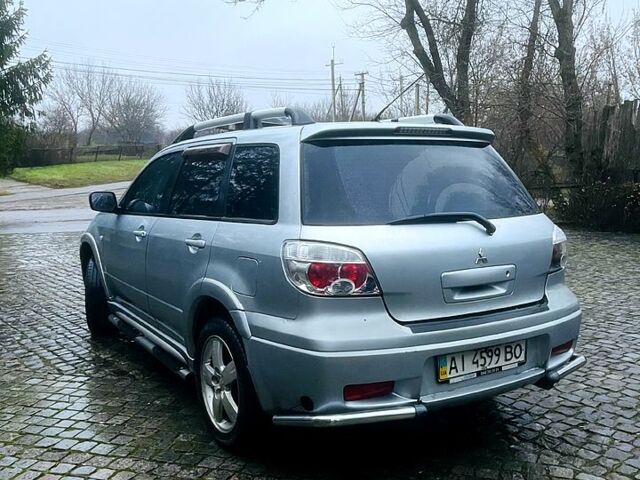 Серый Мицубиси Аутлендер, объемом двигателя 2 л и пробегом 200 тыс. км за 5800 $, фото 3 на Automoto.ua