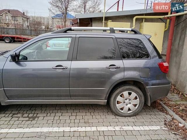 Серый Мицубиси Аутлендер, объемом двигателя 2 л и пробегом 300 тыс. км за 6000 $, фото 2 на Automoto.ua