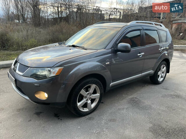 Серый Мицубиси Аутлендер, объемом двигателя 3 л и пробегом 294 тыс. км за 8200 $, фото 5 на Automoto.ua