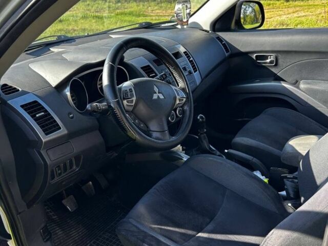 Серый Мицубиси Аутлендер, объемом двигателя 2 л и пробегом 330 тыс. км за 3500 $, фото 3 на Automoto.ua