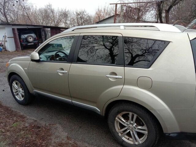 Серый Мицубиси Аутлендер, объемом двигателя 2 л и пробегом 300 тыс. км за 4800 $, фото 2 на Automoto.ua