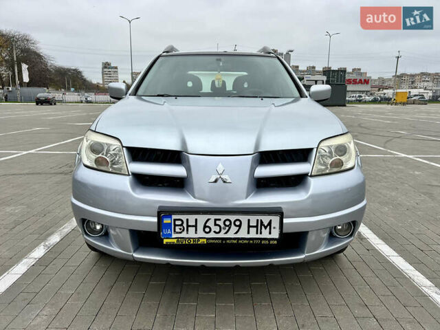 Серый Мицубиси Аутлендер, объемом двигателя 2 л и пробегом 209 тыс. км за 7200 $, фото 1 на Automoto.ua