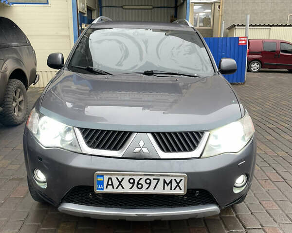 Серый Мицубиси Аутлендер, объемом двигателя 2.01 л и пробегом 345 тыс. км за 8100 $, фото 1 на Automoto.ua