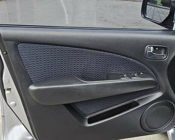 Міцубісі Аутлендер 2008 у Києві на Automoto.ua Сірий Міцубісі Аутлендер, об'ємом двигуна 2.38 л та пробігом 200 тис. км за 5900 $, фото 17 на Automoto.ua