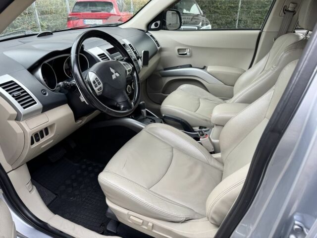 Серый Мицубиси Аутлендер, объемом двигателя 3 л и пробегом 175 тыс. км за 8500 $, фото 13 на Automoto.ua