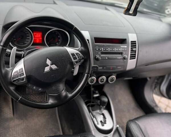 Серый Мицубиси Аутлендер, объемом двигателя 2.36 л и пробегом 285 тыс. км за 8500 $, фото 5 на Automoto.ua