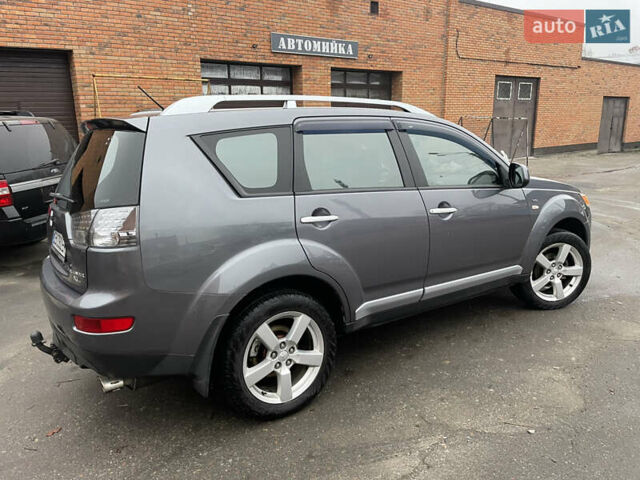 Серый Мицубиси Аутлендер, объемом двигателя 3 л и пробегом 294 тыс. км за 8200 $, фото 5 на Automoto.ua