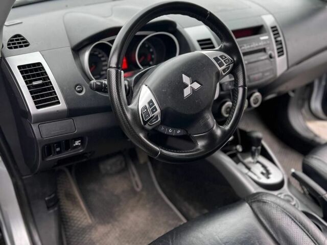 Серый Мицубиси Аутлендер, объемом двигателя 2.4 л и пробегом 285 тыс. км за 8500 $, фото 6 на Automoto.ua